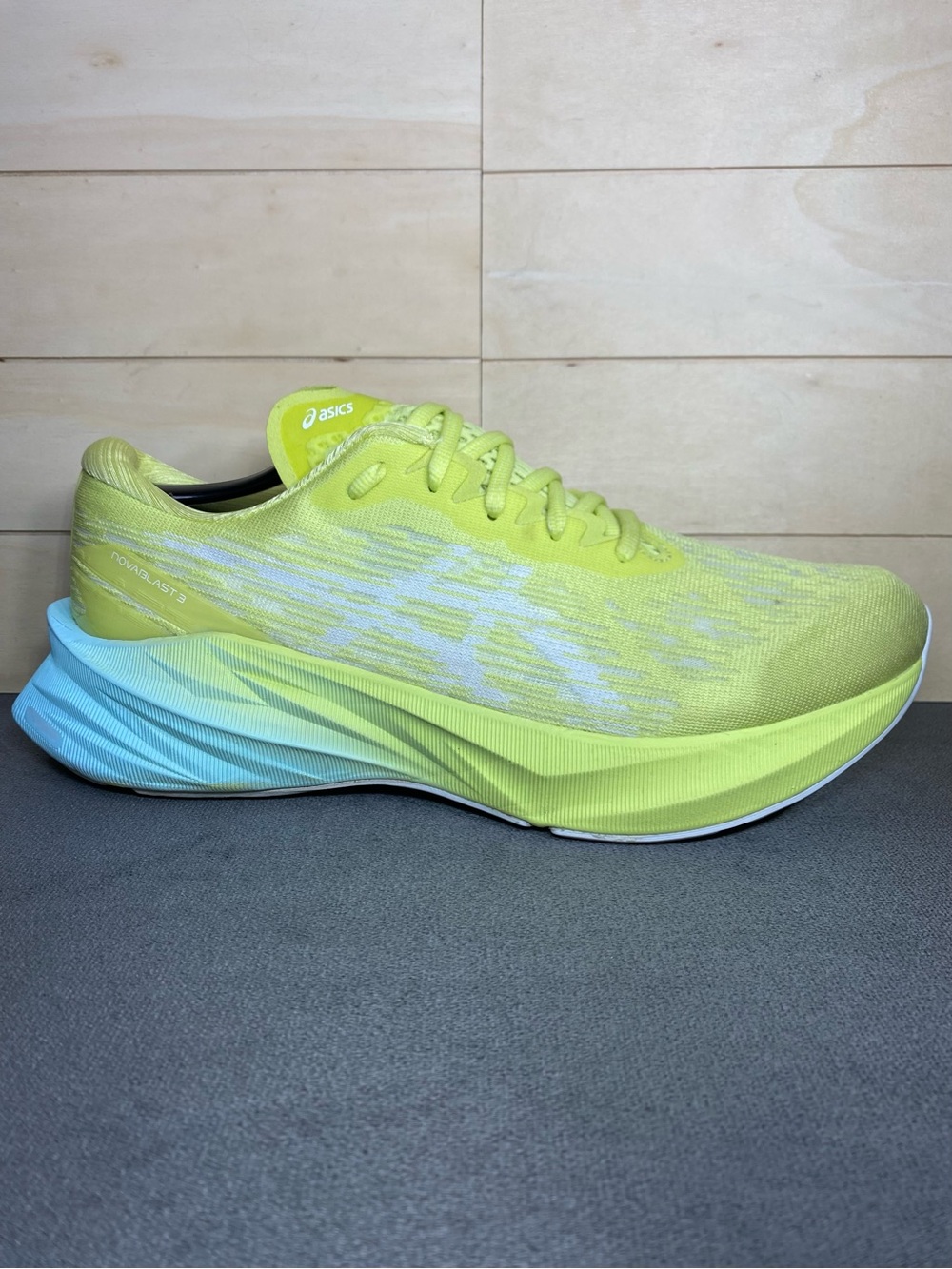 Asics Novablast 3 Neon Yellow Blue Men's Size 9.5 Running Shoes Sneakers 101B458